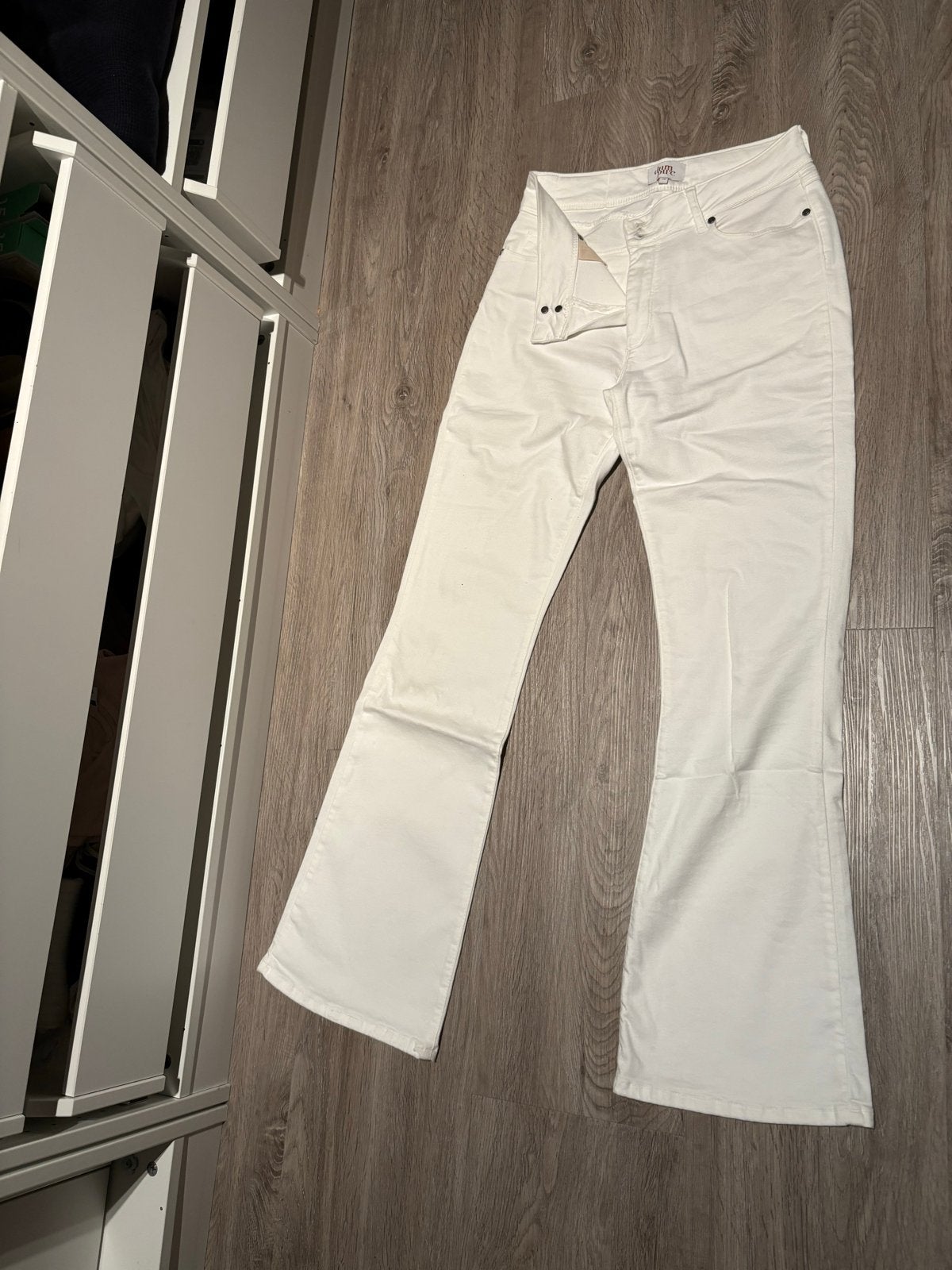 Nieuwe witte flared denim broek met stretch - Maat 29, Wit, Nieuw, Ophalen of Verzenden, Maat 36 (S)