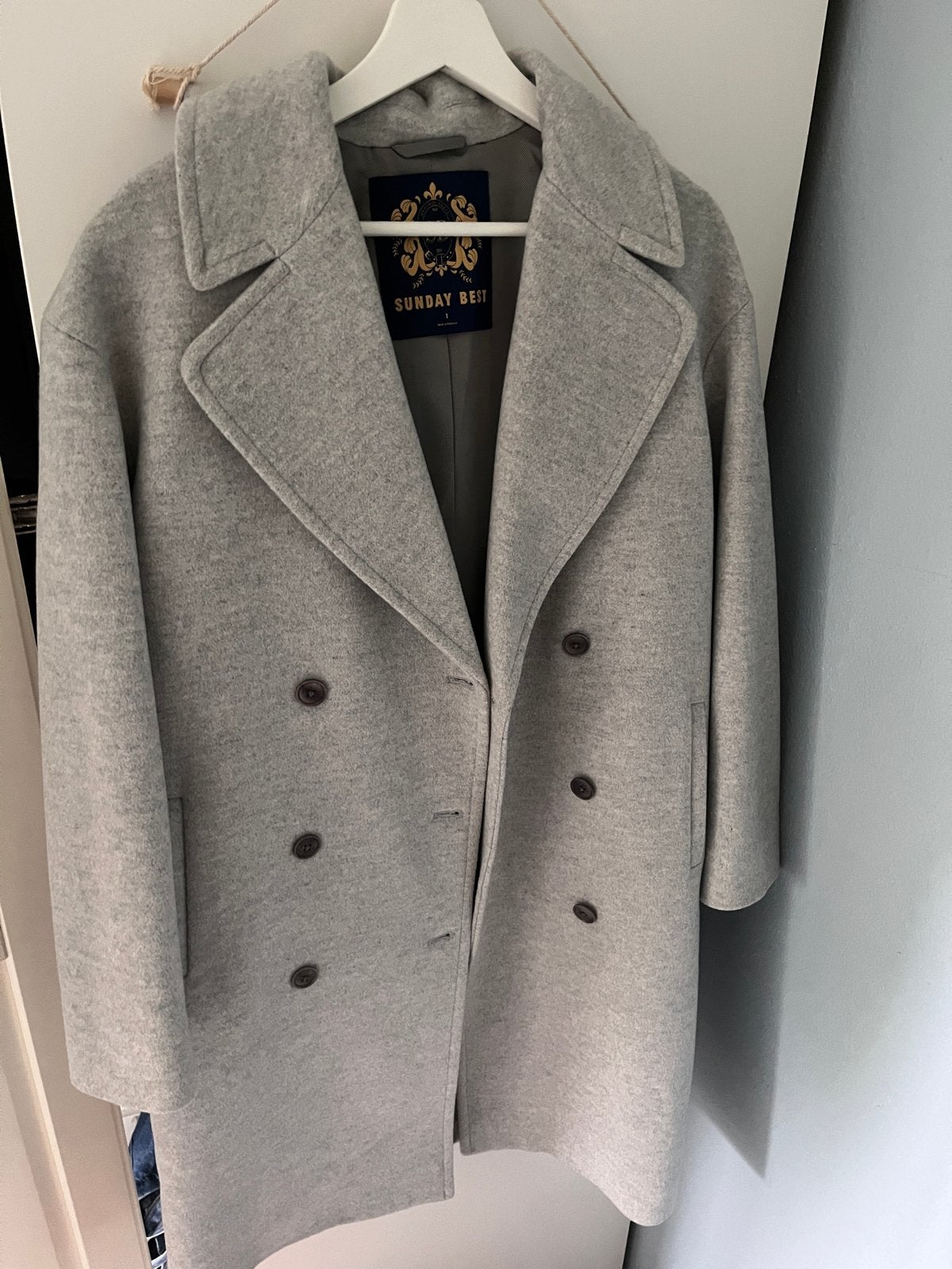 Stijlvolle grijze wollen jas van Sunday Best, Kleding | Dames, Ophalen, Zo goed als nieuw, Maat 38/40 (M), Grijs