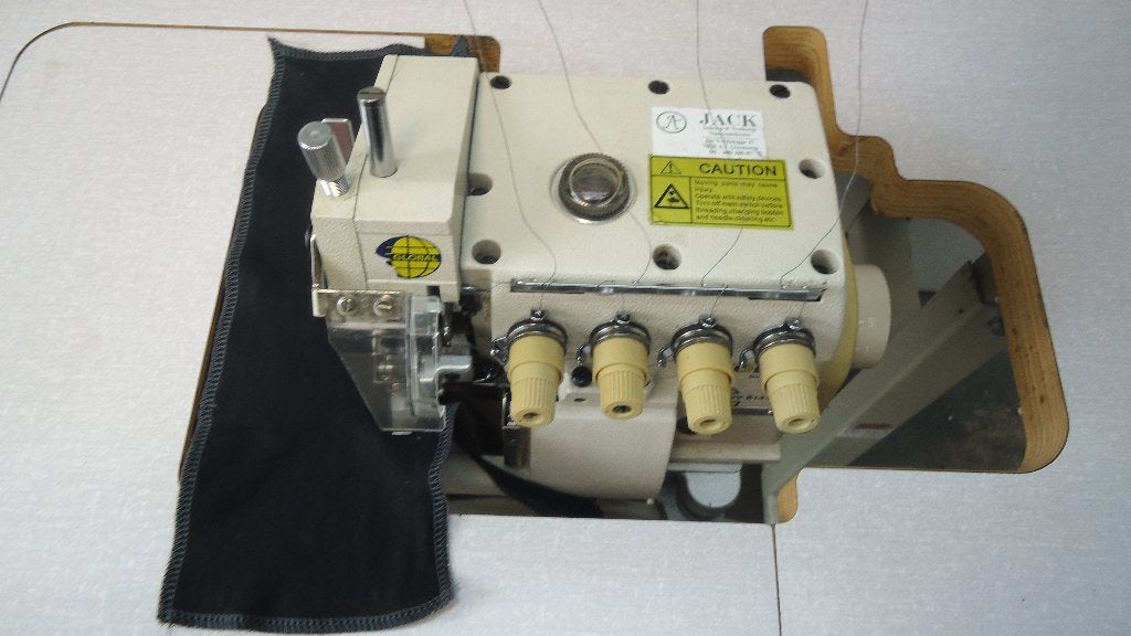 Industrie Lockmachine Global 4 draads   (OV-814-240), Hobby en Vrije tijd, Overige merken, Gebruikt, Ophalen of Verzenden, Naaimachine