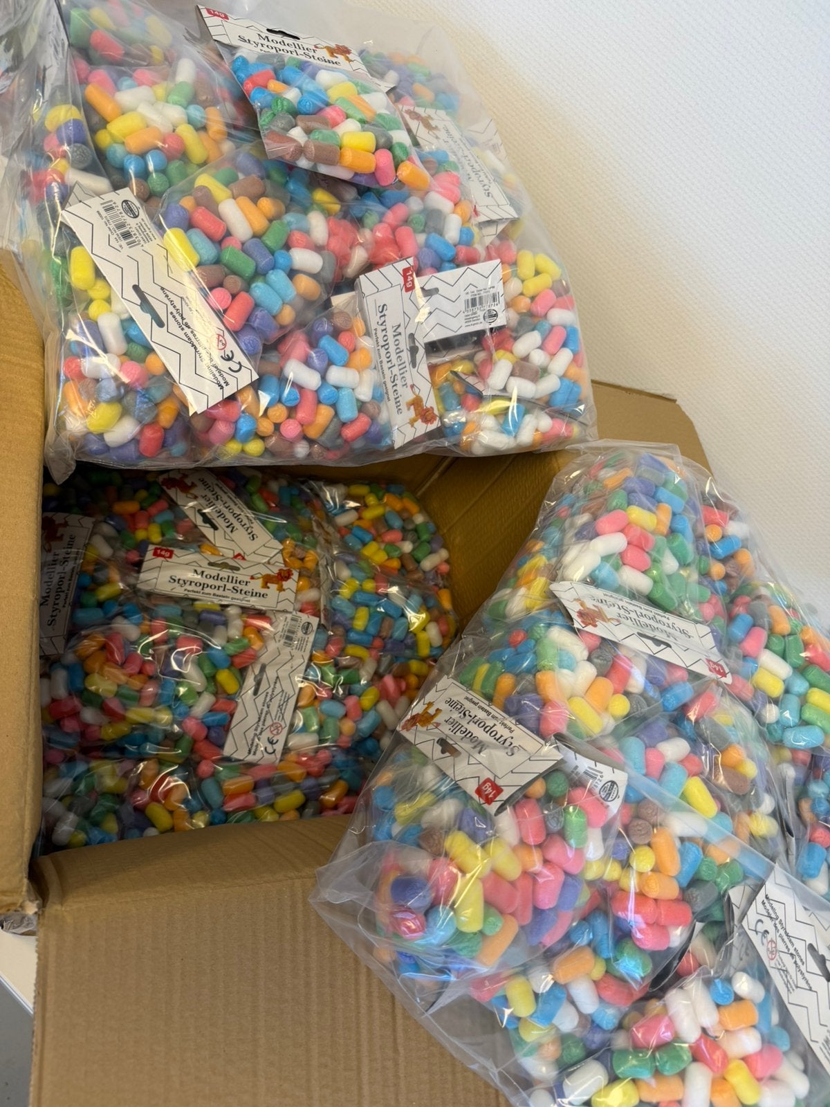 72x partij Gekleurde Knutselsteentjes Speelmais Styropor 14g, Nieuw, M, Ophalen of Verzenden, M