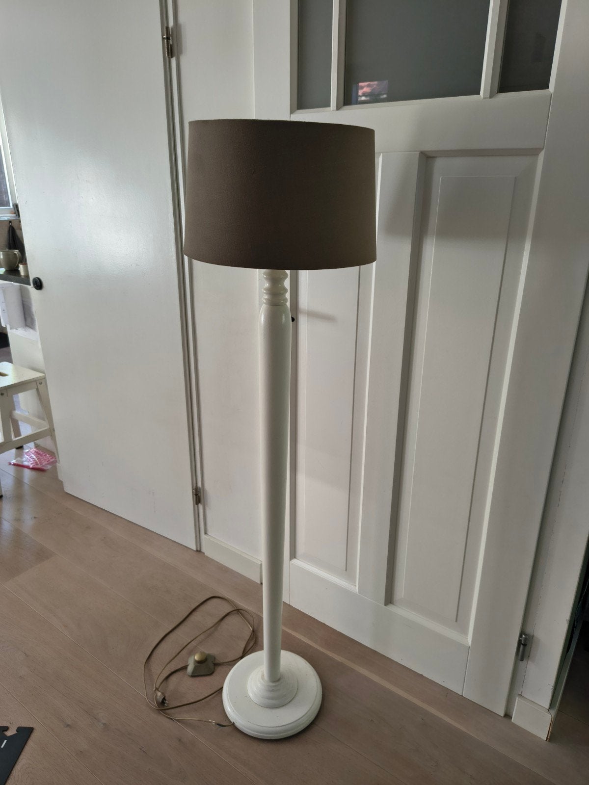 Staande lamp met grijze kap, Ophalen, Gebruikt, Hout, 150 tot 200 cm