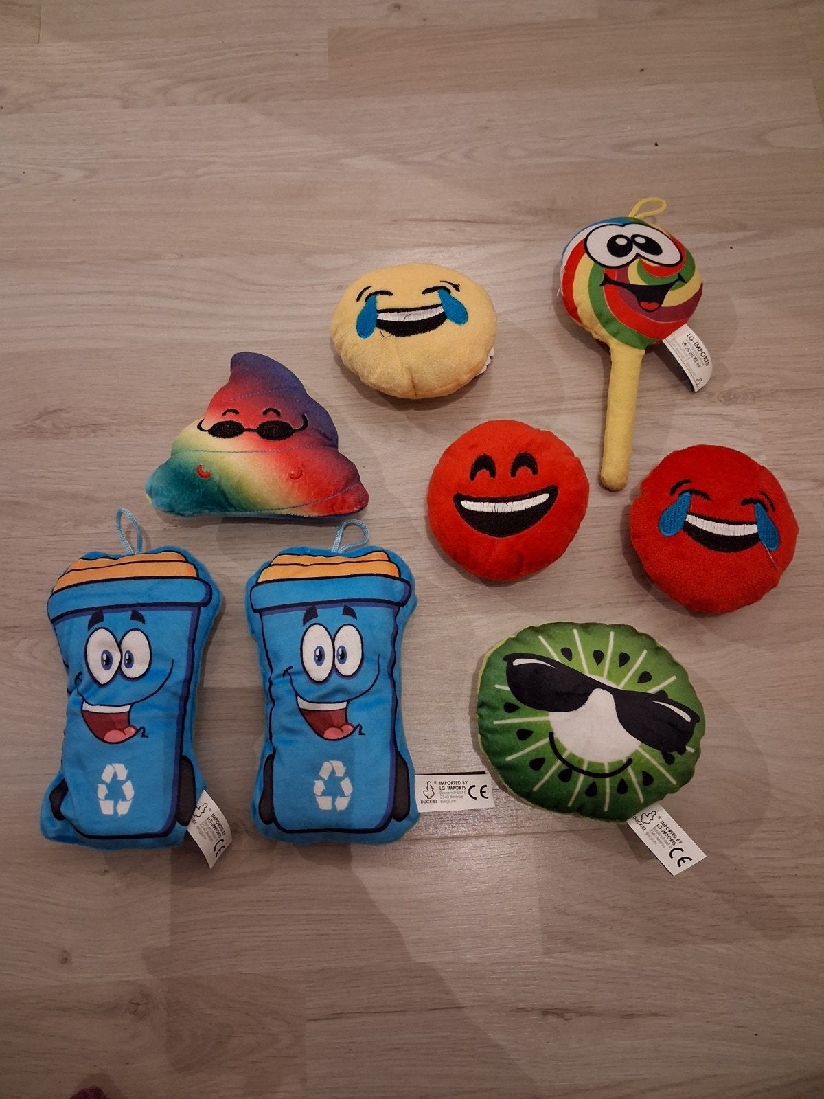 Leuke knuffels: emoji's, kiwi, lolly en afvalbakjes, Gebruikt, Overige karakters, Overige typen, Ophalen of Verzenden