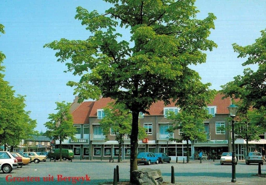 BERGEYK Marktplein Auto's AMRO BANK, Verzamelen, Ansichtkaarten | Nederland, Ophalen of Verzenden, 1960 tot 1980, Gelopen, Noord-Brabant