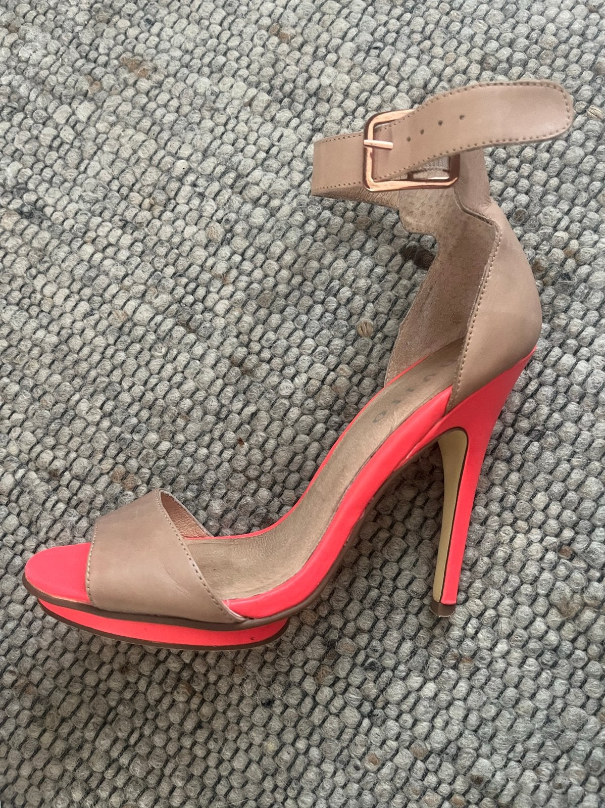 Invito hakken - Maat 40 (valt als 39) - 10cm hak, Kleding | Dames, Ophalen, Gedragen, Beige, Schoenen met hoge hakken