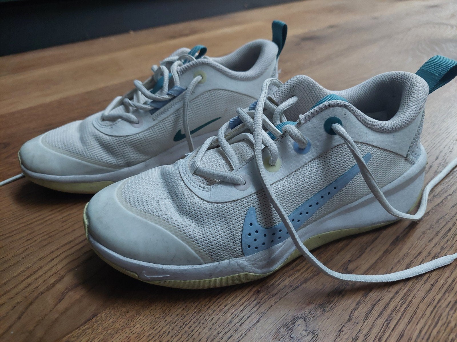 Nike gymschoenen maat 36 - Wit, Gebruikt, Meisje, Sportschoenen, Ophalen of Verzenden