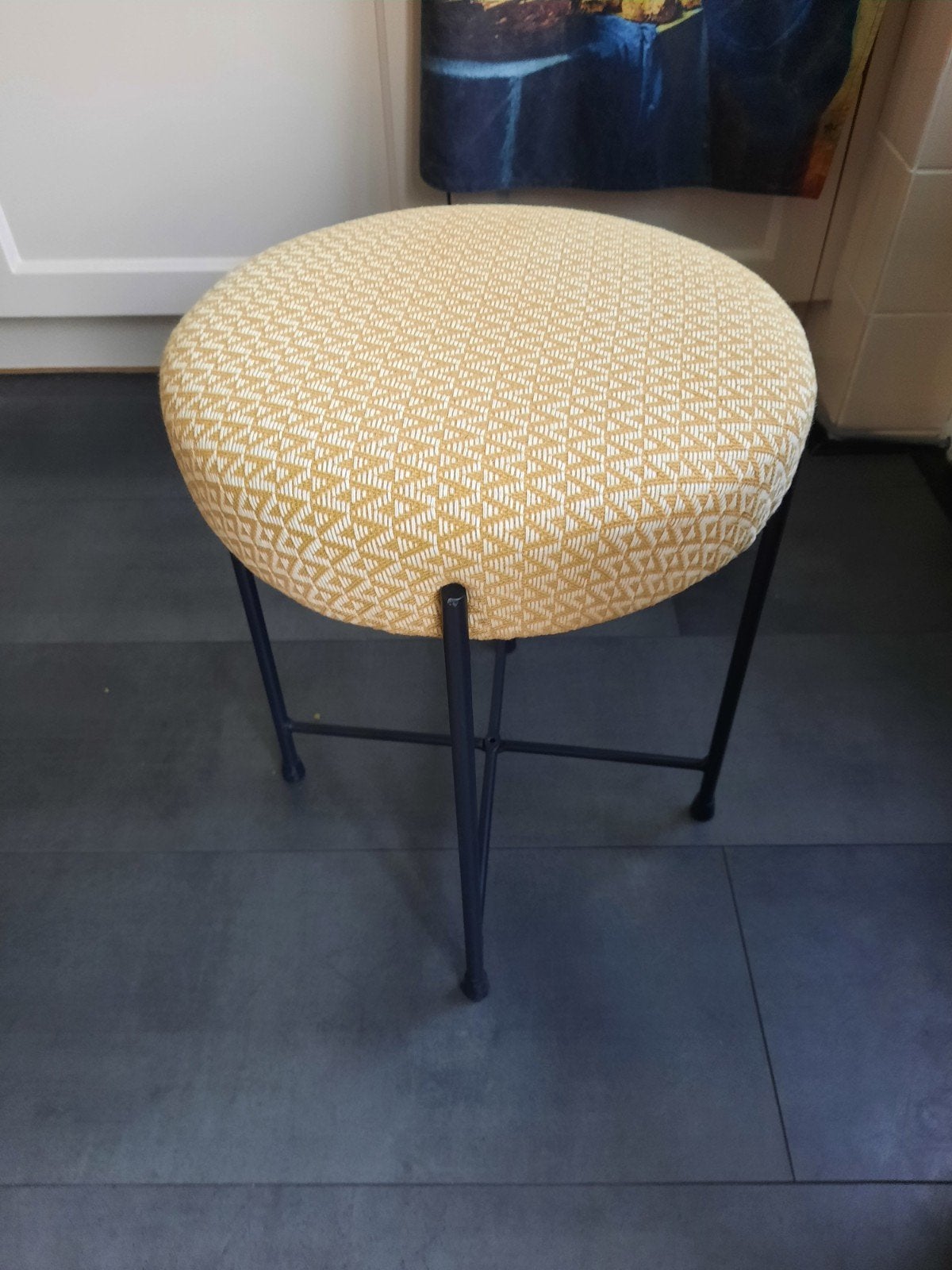 trendy bijzet krukje, oker en creme kleurig motief, Ophalen, Zo goed als nieuw, Staal