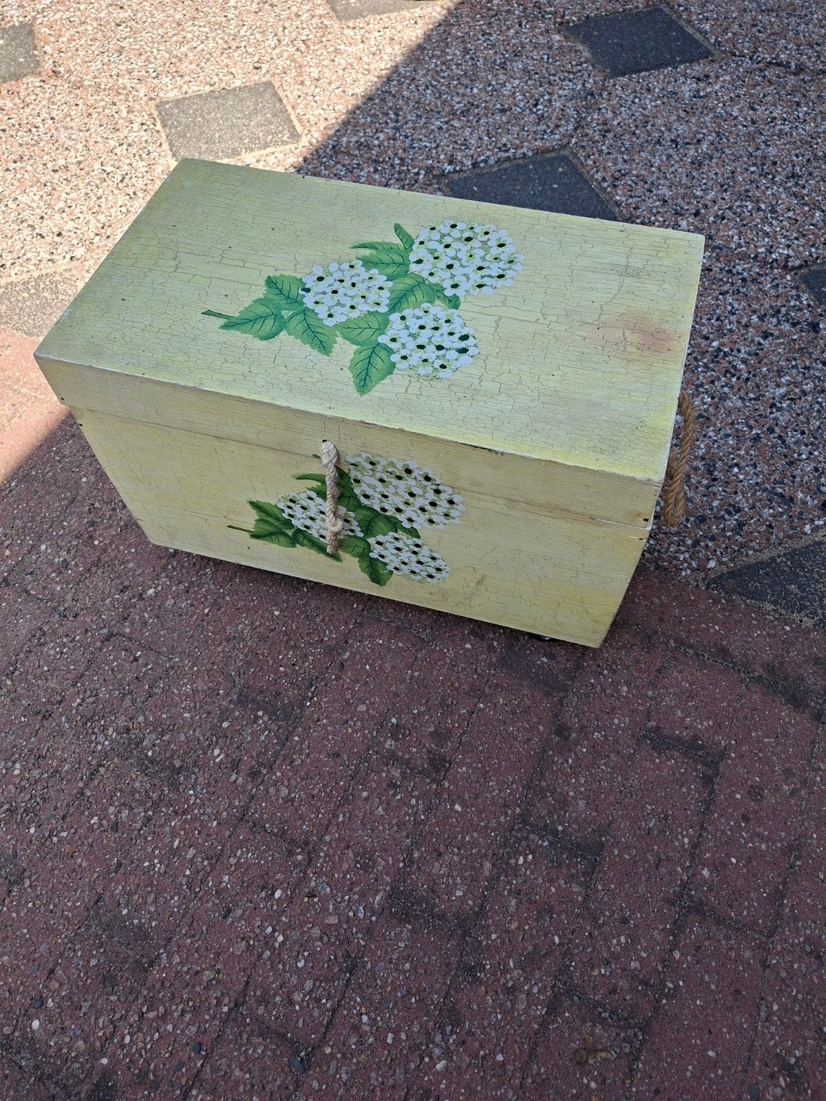 Decoratief houten kistje op wieltjes met bloemmotief, Ophalen, Gebruikt, Overige houtsoorten, Minder dan 50 cm