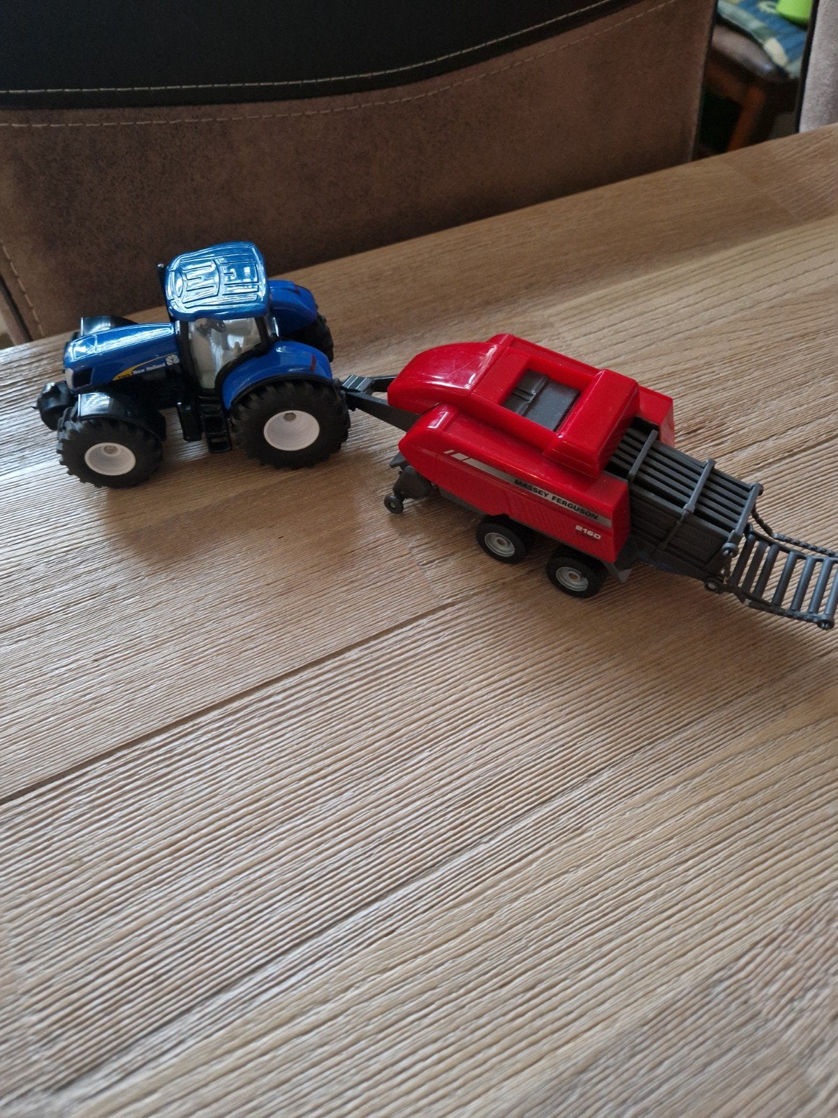 Siku New Holland trekker en Balenpers  Massey ferguson  1:50, Kinderen en Baby's, Ophalen of Verzenden, Zo goed als nieuw
