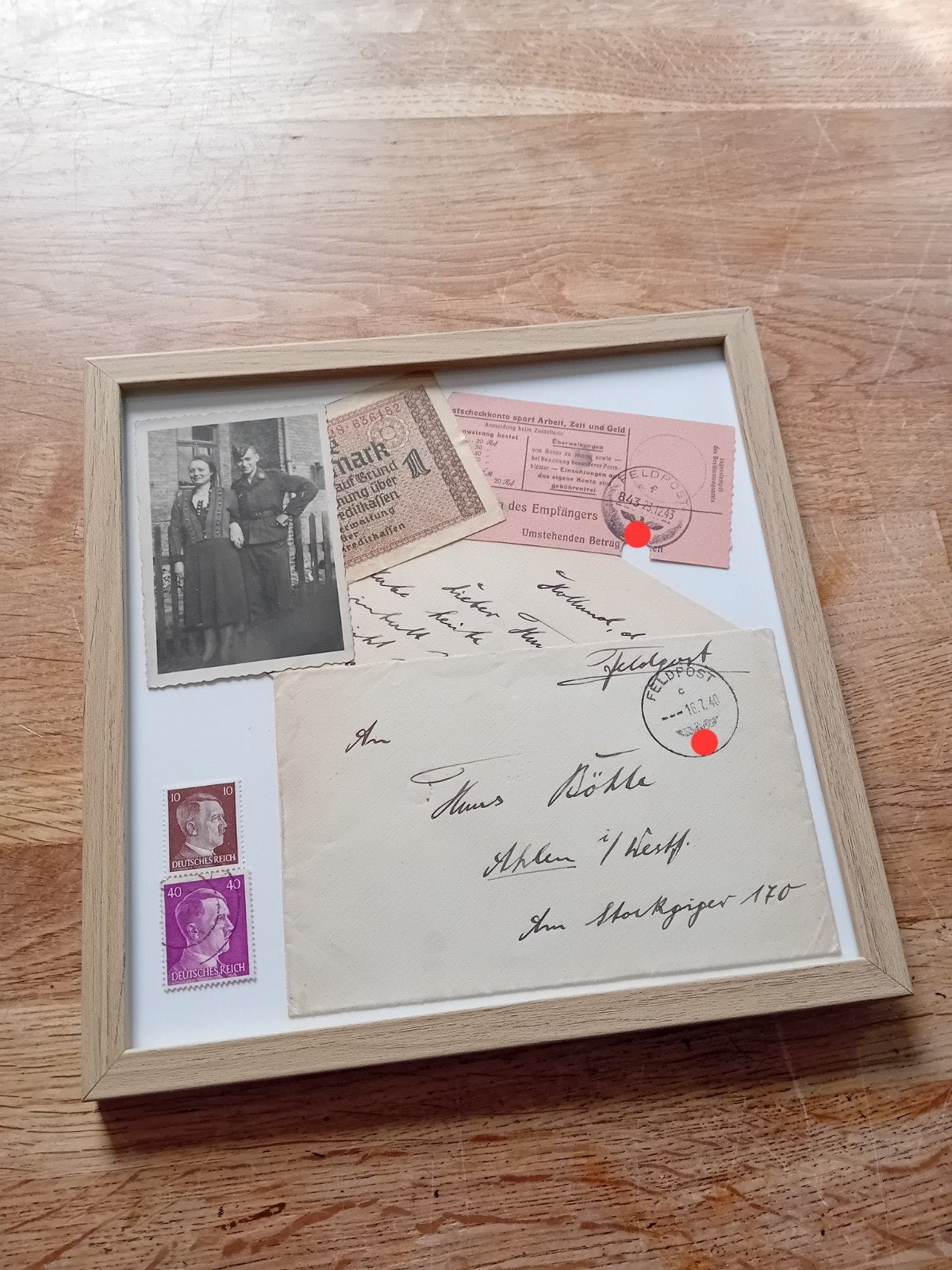 Historisch documentenkader WOII - Feldpost, postzegels, foto, Ophalen of Verzenden