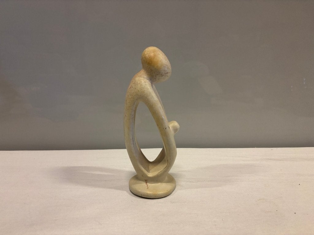 Abstract stenen beeldje, gestileerde gebogen figuur, Ophalen of Verzenden, Steen of Keramiek, Beeld, Abstract
