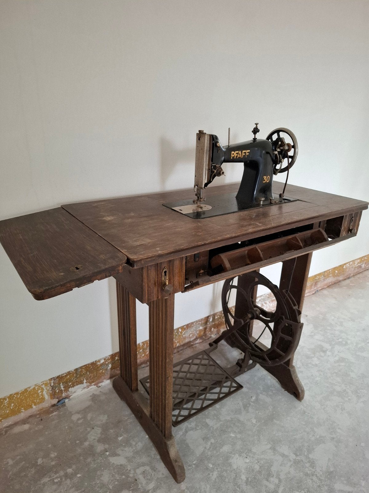 Antieke Pfaff 30 naaimachine met houten onderstel, Ophalen