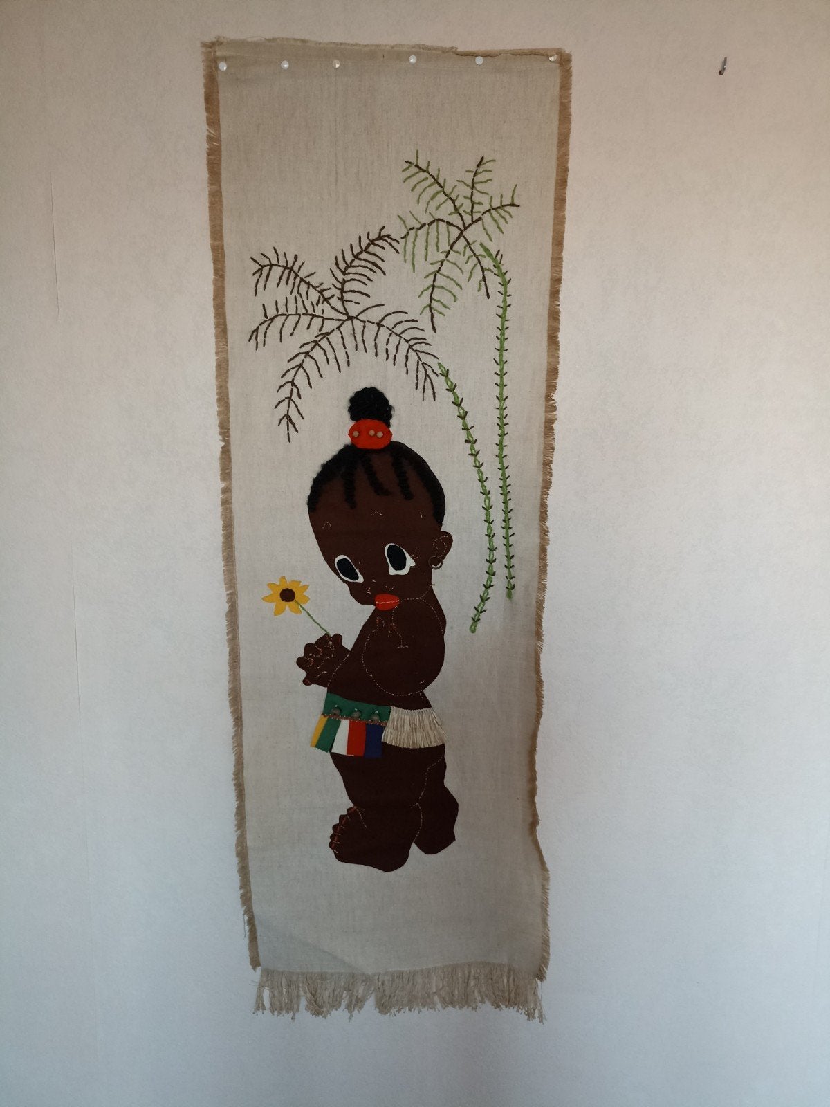 Vintage wandkleedje 80 jaar  met Afrikaans kindje en bloem, Ophalen of Verzenden