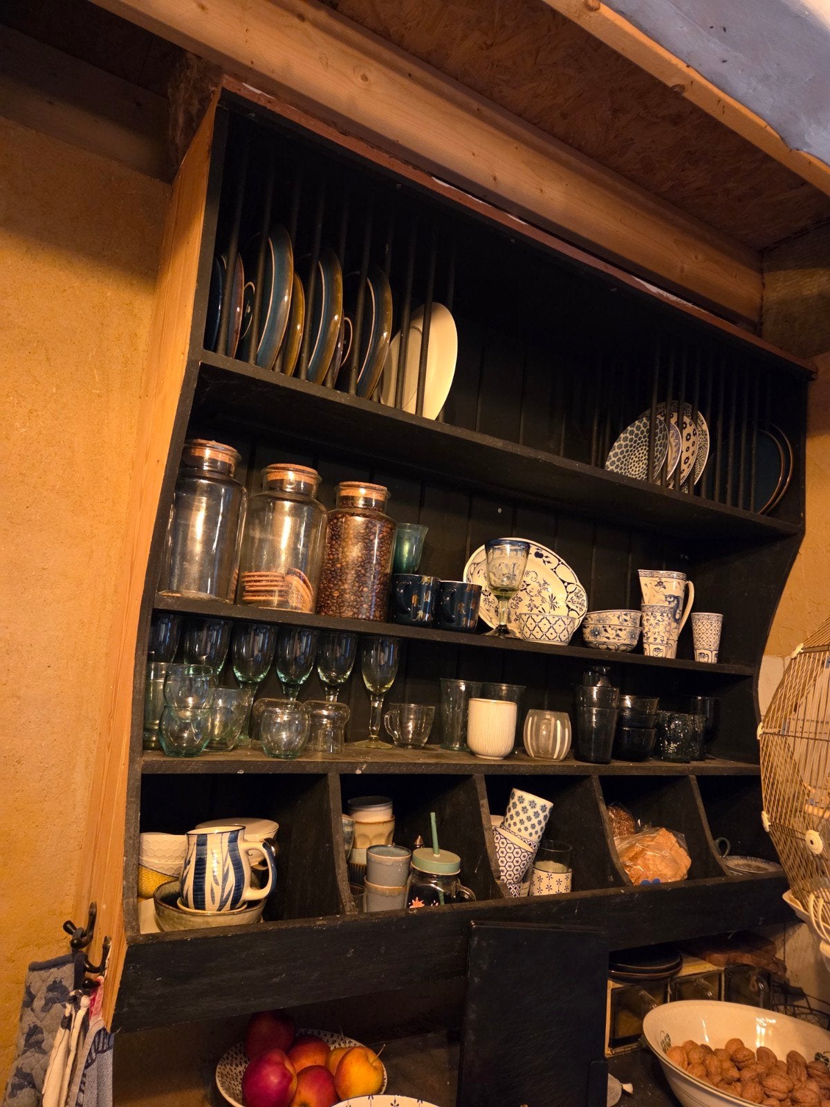 zwarte open hangkast met bordenrekken en gruttersbakken, Ophalen, Gebruikt, Vintage, Hout