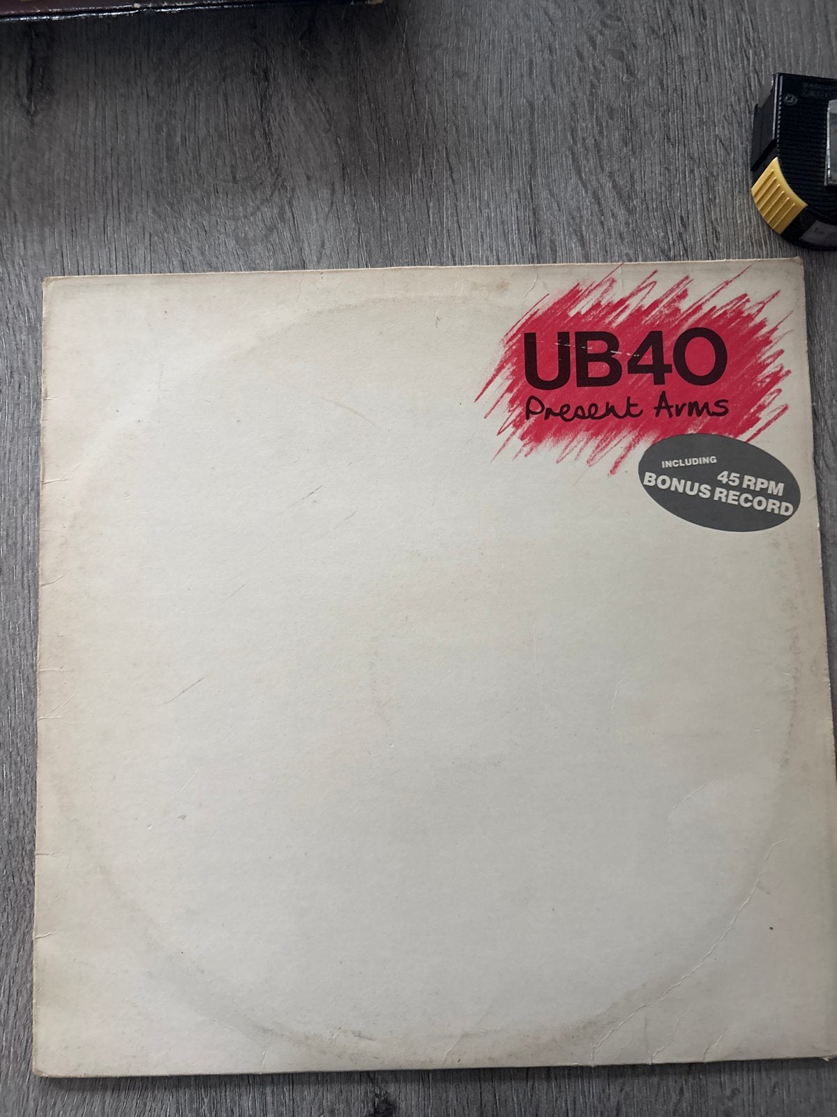 UB40 - Present Arms LP met bonus 45 RPM record, LP, Gebruikt, Pop, Speciale editie