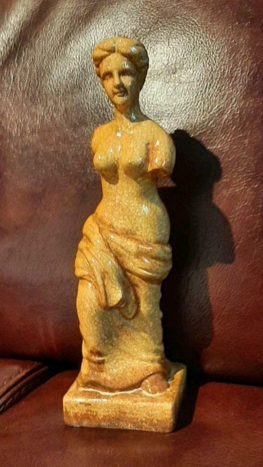 Klassiek beeldje van vrouw, craquelé afwerking, Antiek en Kunst, Kunst | Beelden en Houtsnijwerken, Minder dan 20 cm, Ophalen of Verzenden