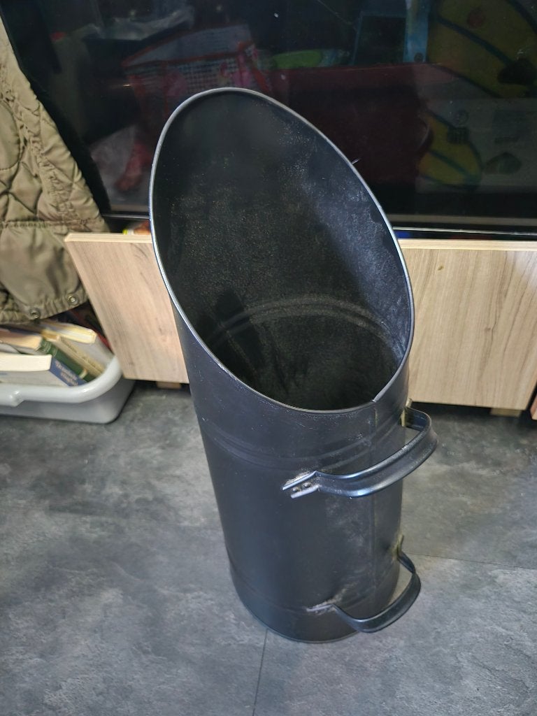 Zwarte, cilindervormige kolenkit met twee handvatten, Ophalen