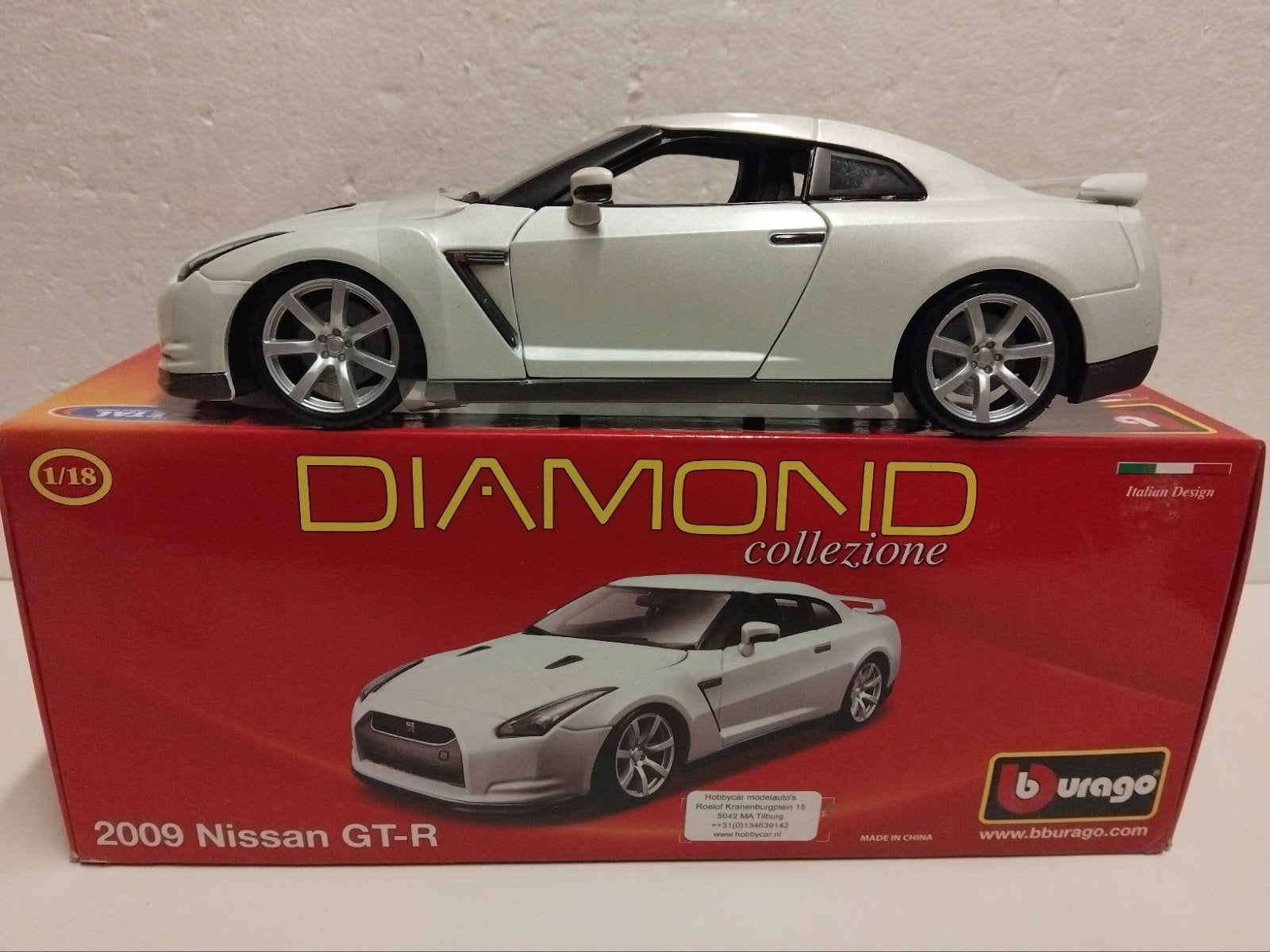 Nissan GT-R Coupe ivoor wit Bburago metal 1:18 KRD, Hobby en Vrije tijd, Modelauto's | 1:18, Ophalen of Verzenden, Zo goed als nieuw