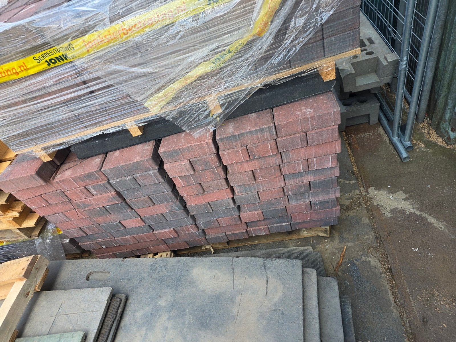 Klinkers - Beton - Roodzwart, Tuin en Terras, Ophalen, Gebruikt, Klinkers, 10 m² of meer