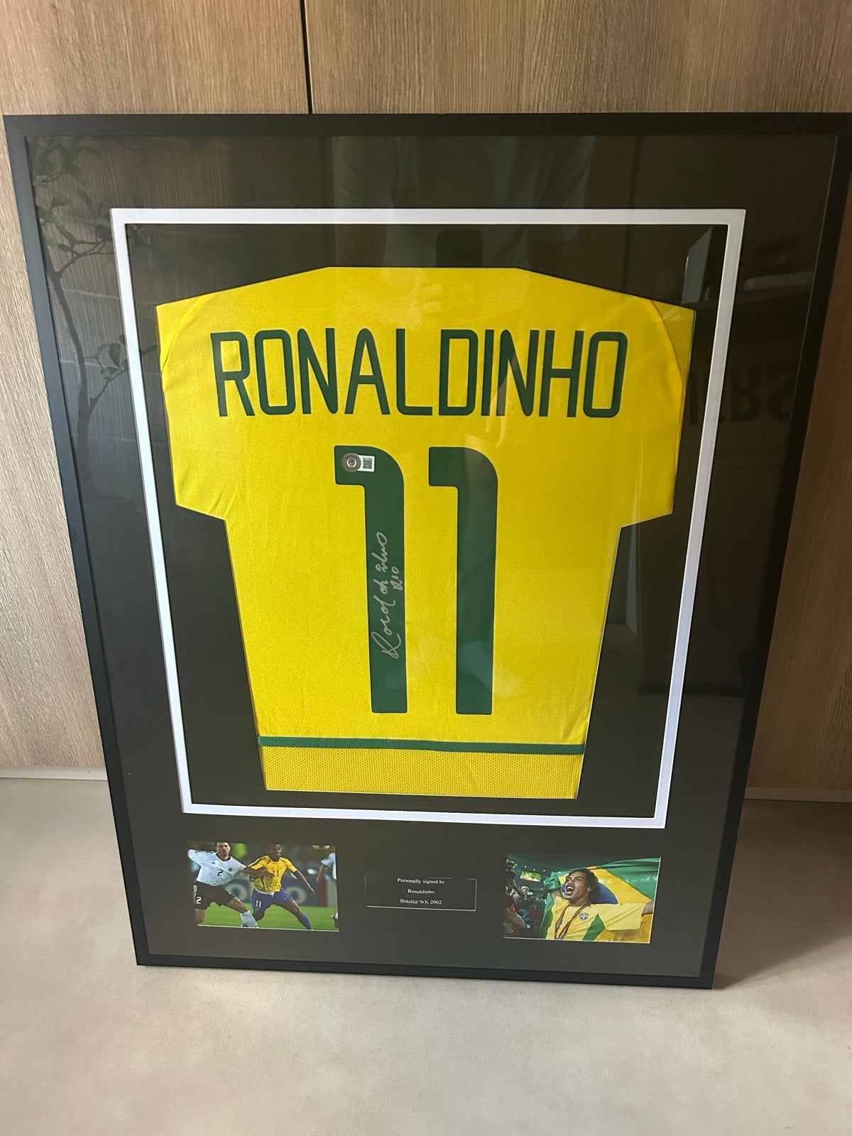Ingelijst gesigneerd Ronaldinho shirt - Beckett COA, Ophalen of Verzenden, Zo goed als nieuw, Buitenlandse clubs, Shirt