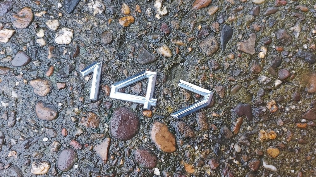 Set emblemen op de achterklep Alfa 147 uit 2006, Auto diversen, Ophalen of Verzenden
