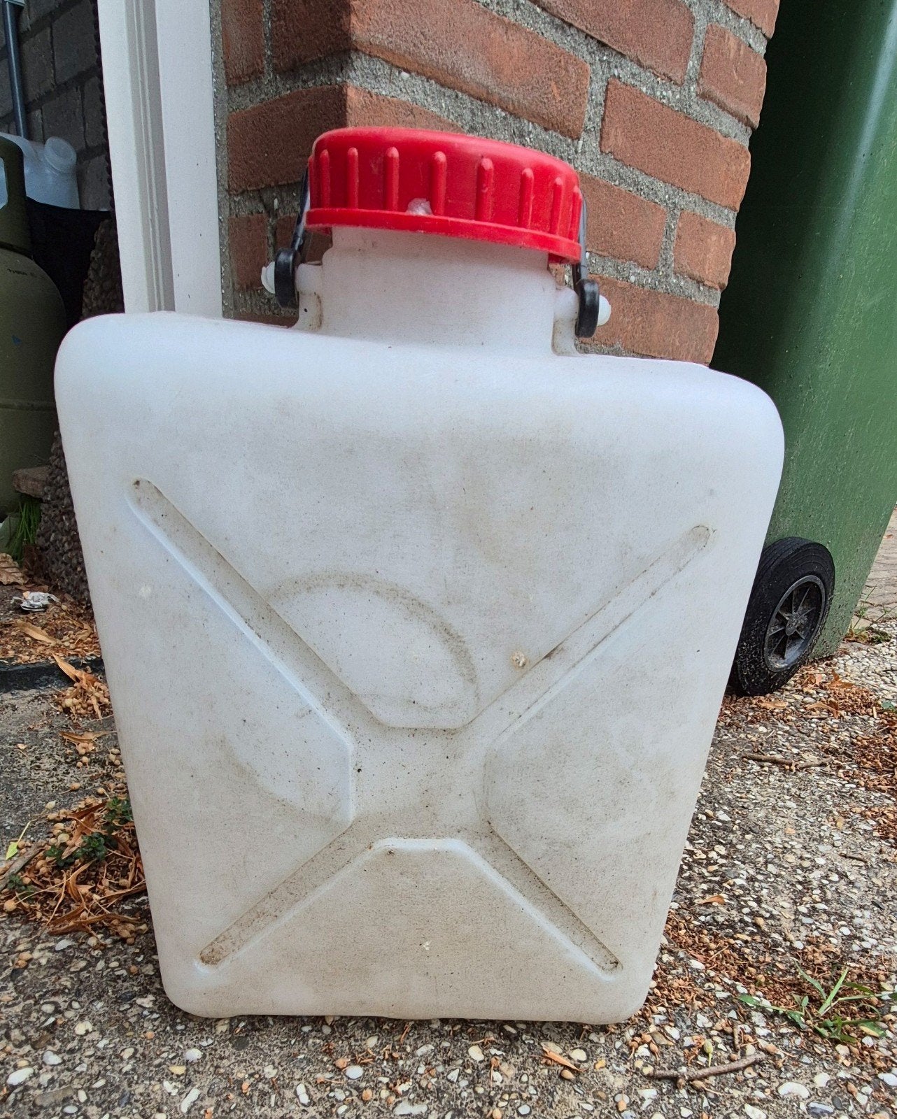 Witte jerrycan met rode dop voor bijvoorbeeld caravan, Ophalen of Verzenden, Gebruikt