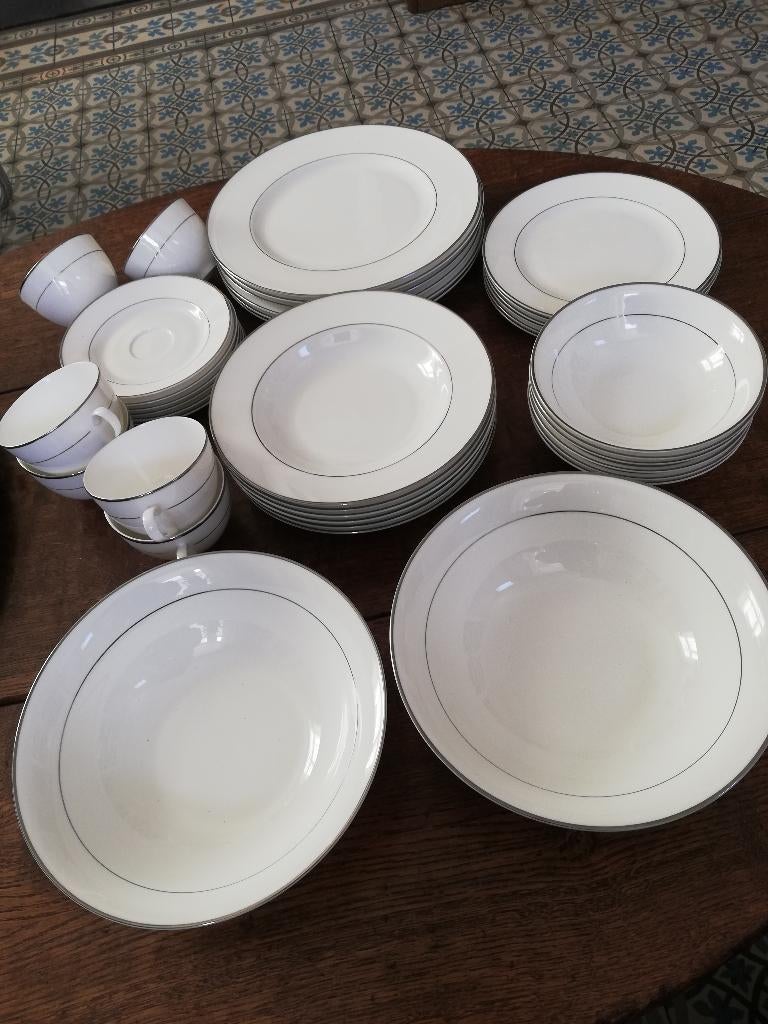 6 pers. Tijdloos Wit met platinum bies Balmoral bone china, Huis en Inrichting, Keuken | Servies, Ophalen, Nieuw, Bord(en), Overige stijlen