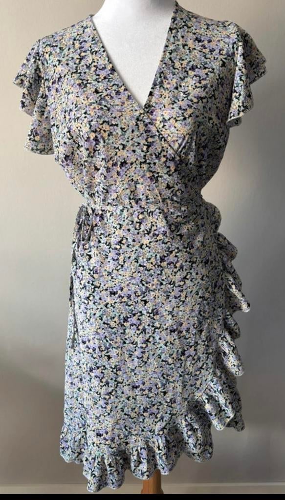Ambika bloemenprint wikkeljurk maat L, Kleding | Dames, Jurken, Paars, Maat 42/44 (L), Ophalen of Verzenden, Zo goed als nieuw