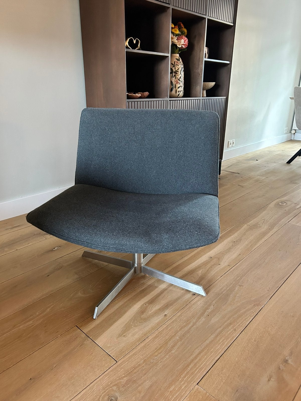 Moderne draaifauteuil grijs, Huis en Inrichting, Fauteuils, 75 tot 100 cm, Ophalen of Verzenden, Zo goed als nieuw, Stof