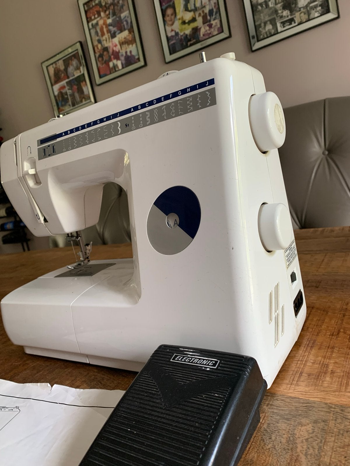 Witte naaimachine met handleiding en accessoires, Ophalen of Verzenden, Gebruikt, Naaimachine, Overige merken