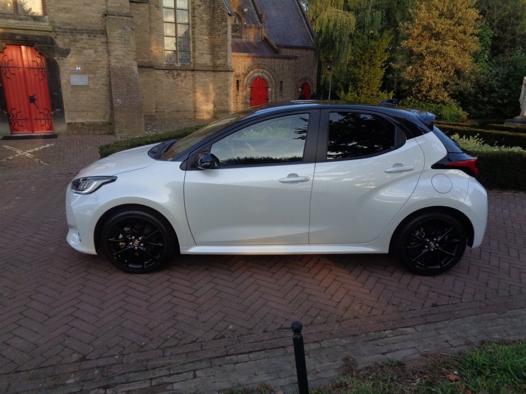 Toyota Yaris 1.5 Hybrid 116pk CVT Executive Sport bij Toyota, Auto's, 450 kg, Bedrijf, 92 pk, 3 cilinders