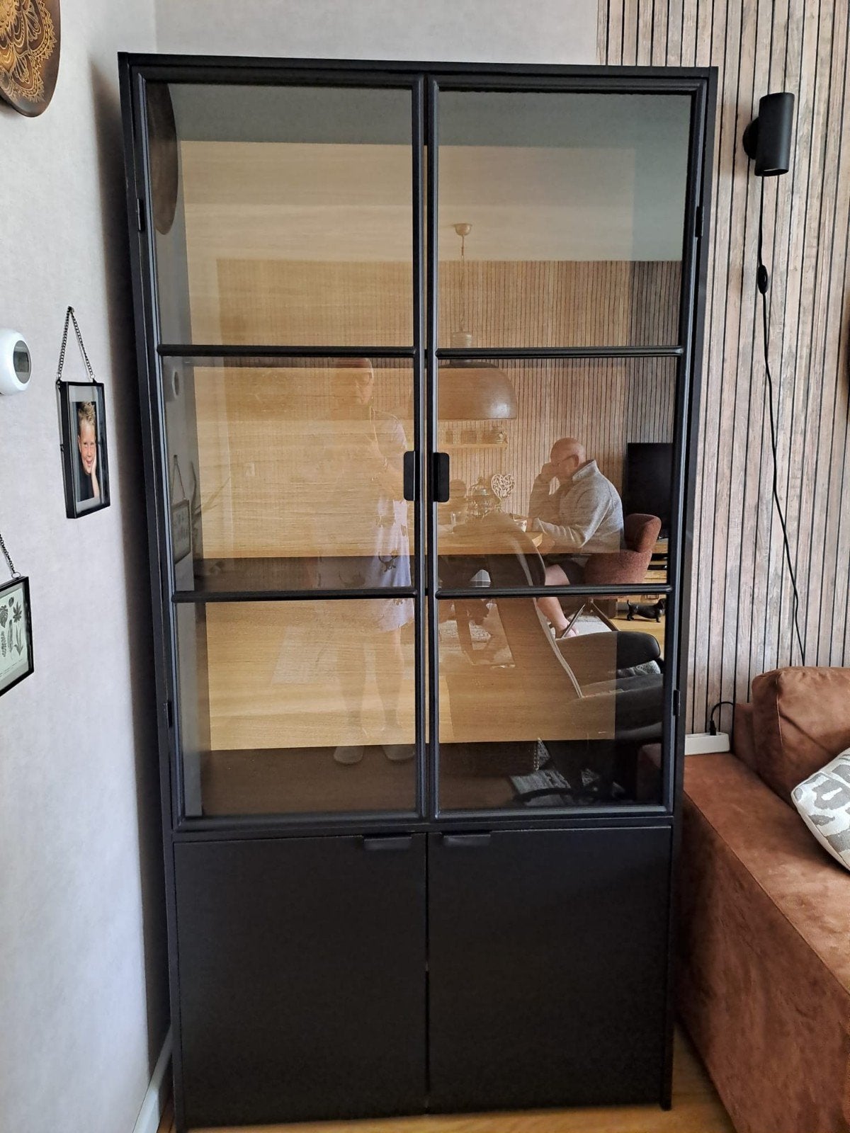 Moderne Zwarte Kast met glazen deuren en planken, Ophalen, Met deur(en), 150 tot 200 cm, Zo goed als nieuw