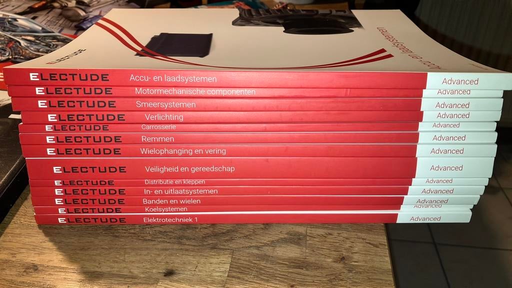 Compleet electude1e jaar auto techniek, Boeken, Schoolboeken, Ophalen of Verzenden, Zo goed als nieuw, Overige niveaus