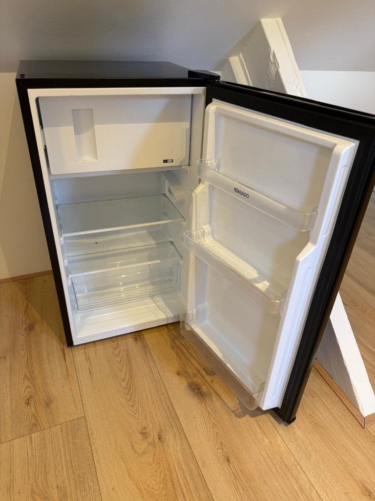 Tomado koelkast met vriesvak zwart TRT4702B/01, Witgoed en Apparatuur, Ophalen, Zo goed als nieuw, 45 tot 60 cm, Met vriesvak