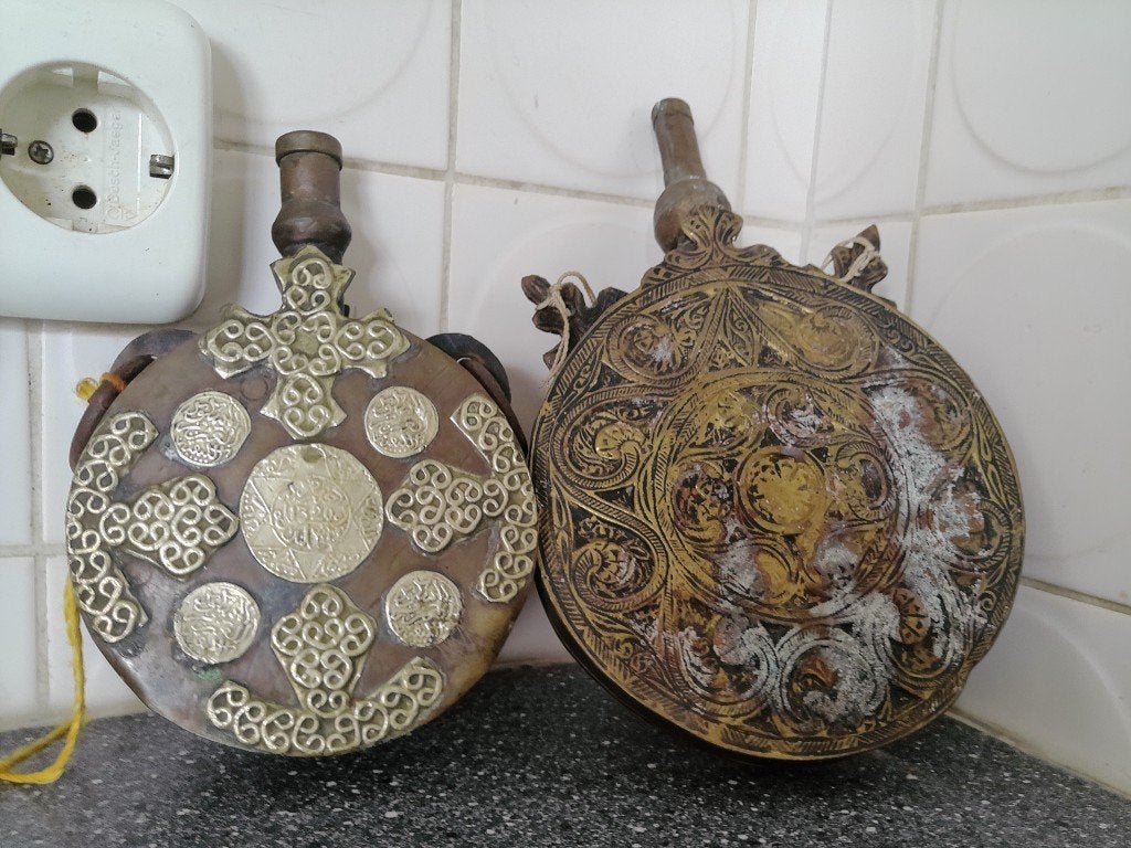 Antieke Afrikaanse koperen buskruitfles set 16cm en 21cm, Ophalen of Verzenden