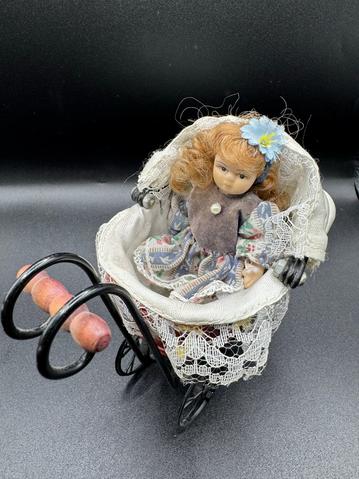 Antieke Poppenwagen met Porseleinen Pop - Miniatuur, Antiek en Kunst, Antiek | Speelgoed, Ophalen of Verzenden