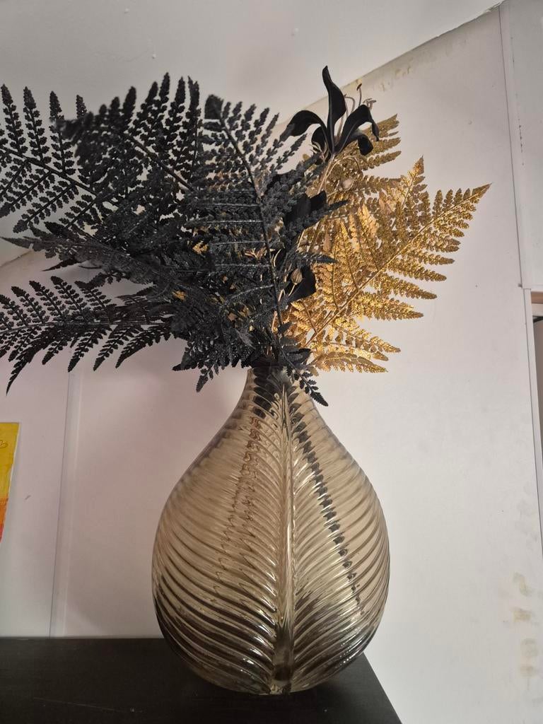 Glazen vaas met kunstvarens, Huis en Inrichting, Woonaccessoires | Vazen, Ophalen, Overige kleuren, 50 tot 75 cm, Glas