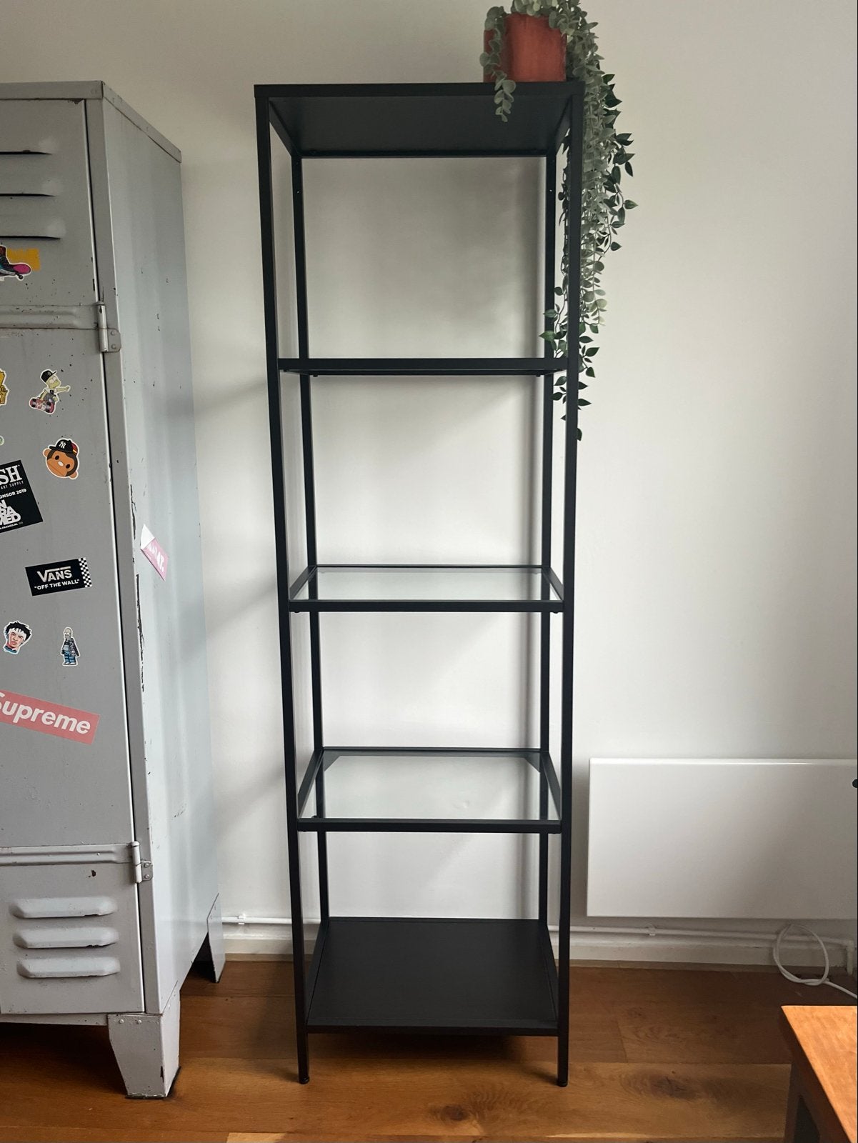 Zwart metalen rek met glazen platen, Ophalen, Met plank(en), 50 tot 100 cm, 150 tot 200 cm