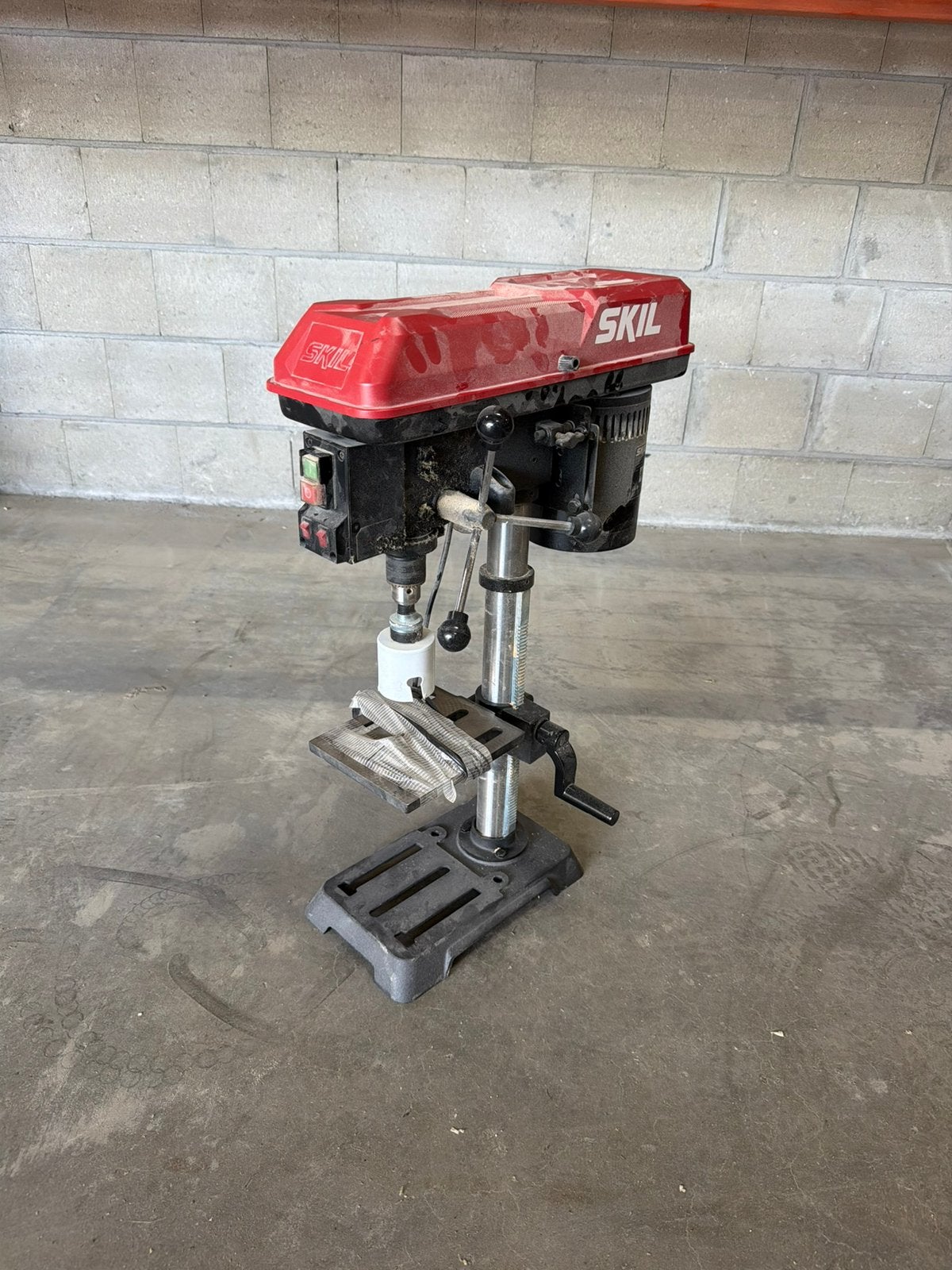 SKIL 1360 kolomboormachine 550W met laser – €120, Ophalen, Zo goed als nieuw, Kolomboormachine