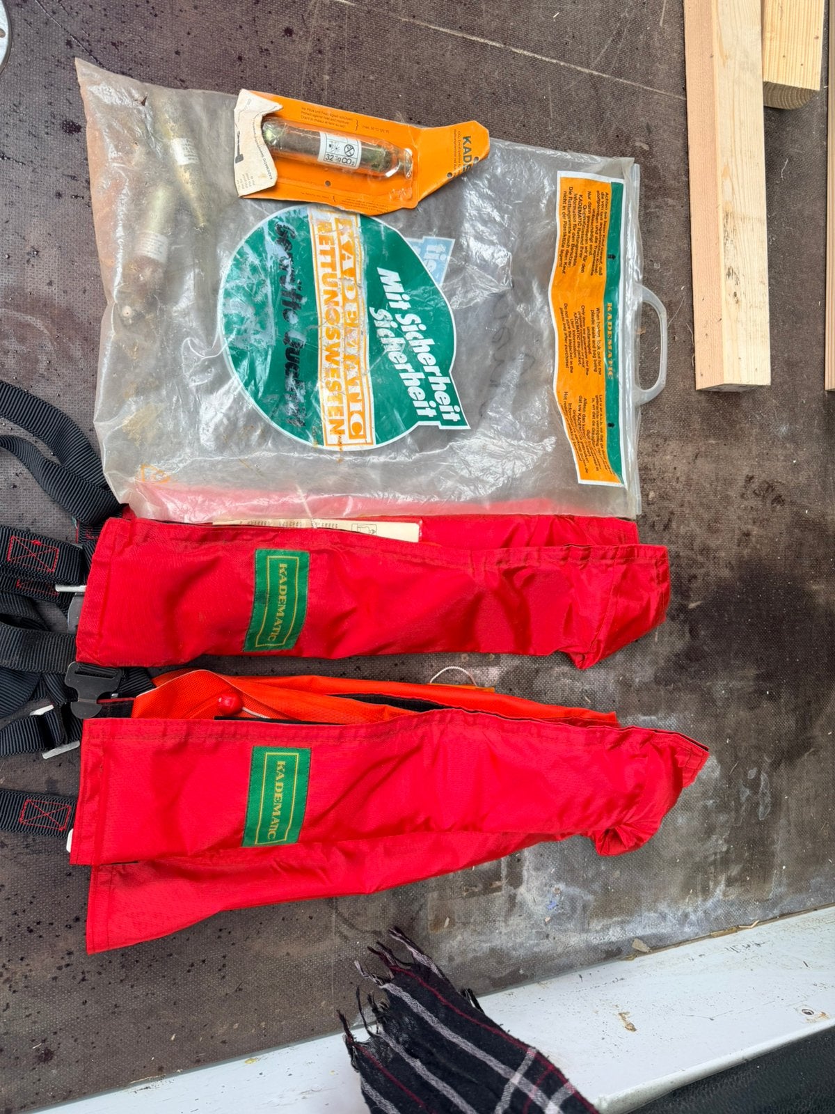 2 x  reddingsvest kadematic, Watersport en Boten, Watersportkleding, Ophalen, Dame of Heer, Reddingsvest of Zwemvest