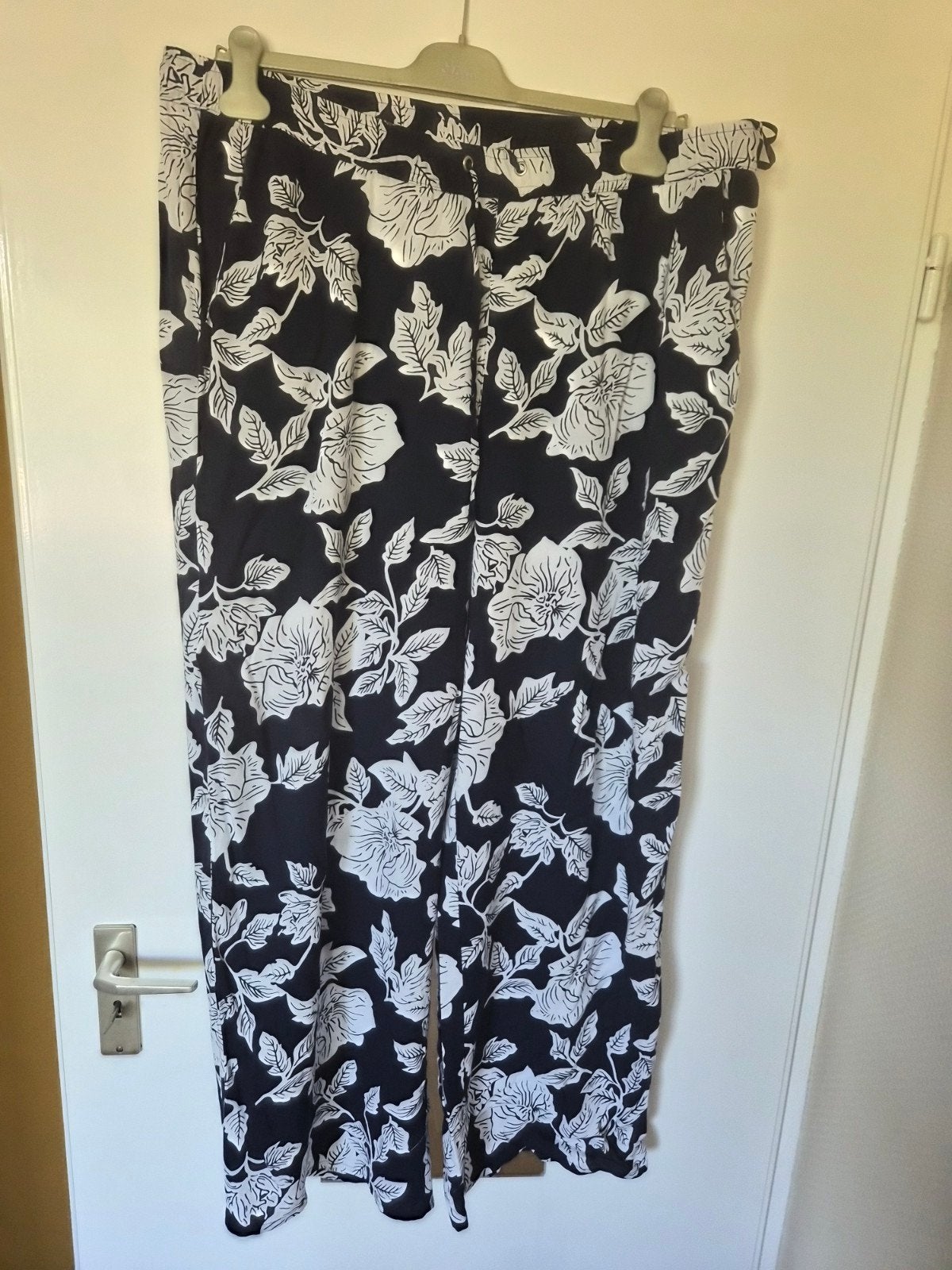 Bonprix dames broek maat 48 met bloemenprint, Bonprix, Zwart, Maat 46/48 (XL) of groter, Nieuw