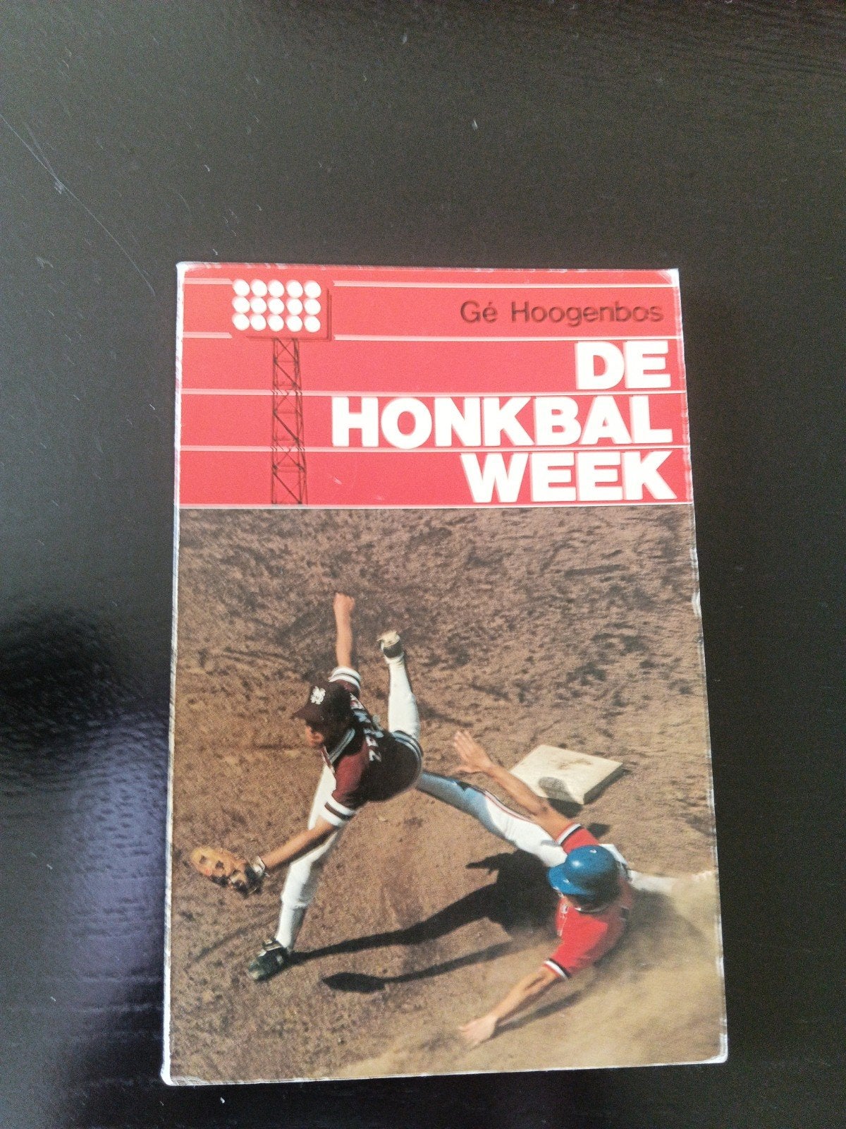 De Honkbal Week - Gé Hoogenbos (Boek)en speldje van Kinheim, Boeken, Ophalen of Verzenden, Gelezen, Gé Hoogenbos, Balsport