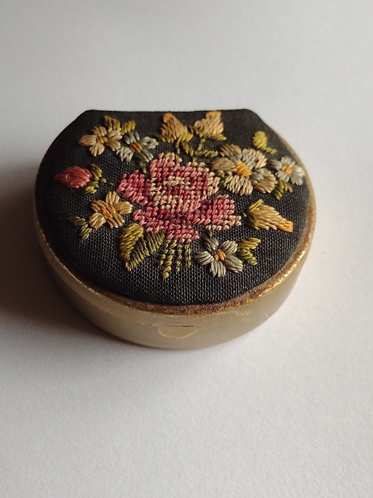 oud petit point pillendoosje ( 4 ), B 4 cm en H 1,5 cm, Antiek en Kunst, Ophalen