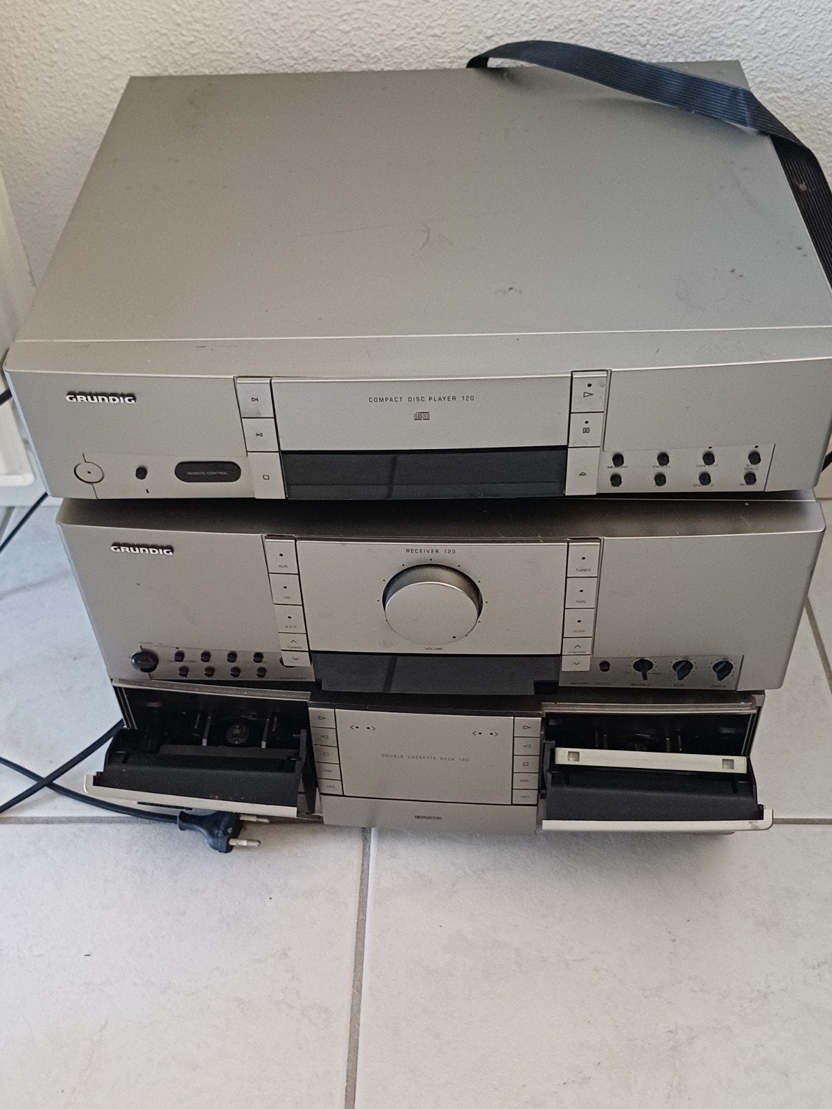 2 VHS-spelers (Sony, Sanyo) + Grundig toren met speakers, Ophalen, Gebruikt