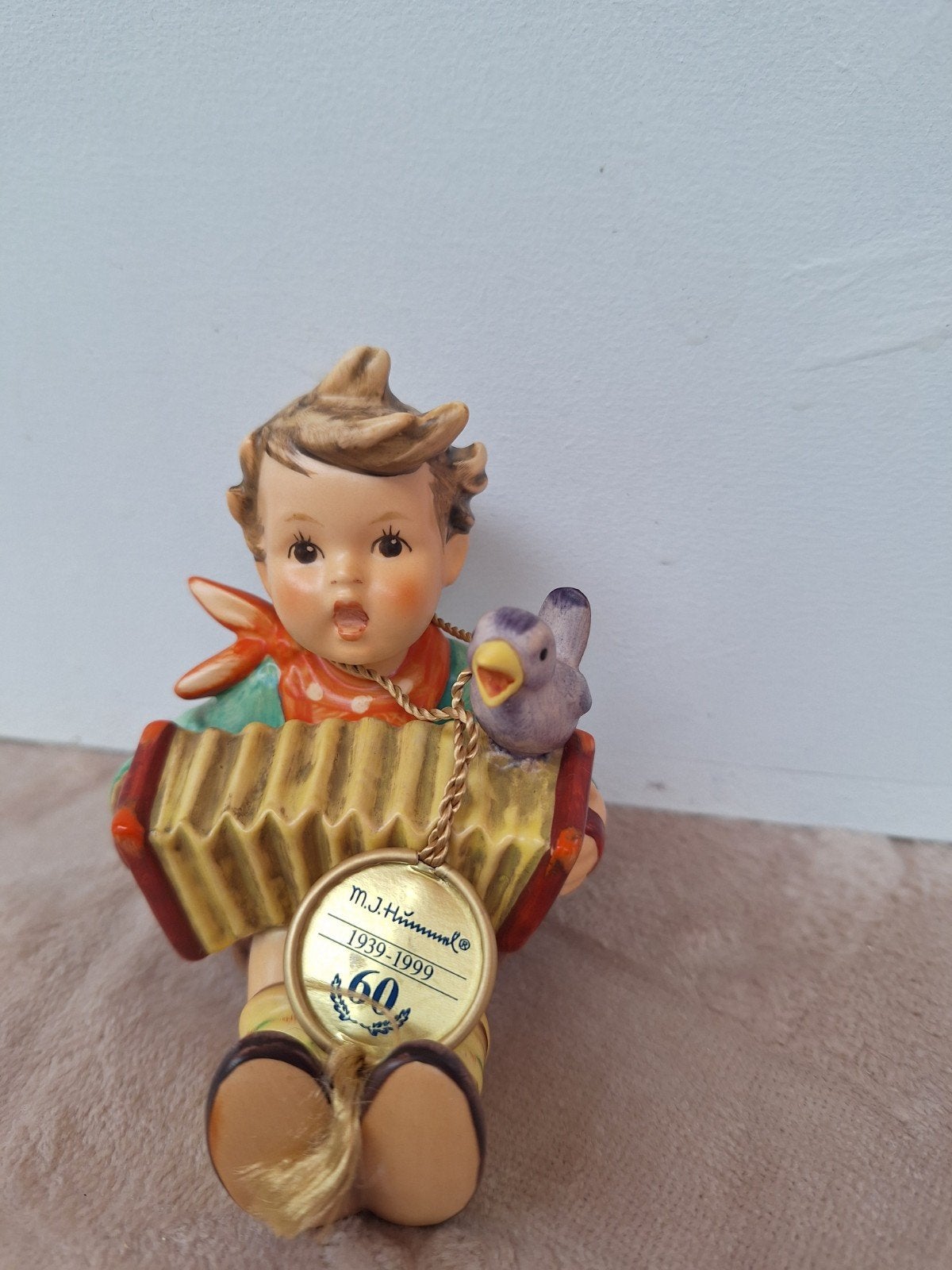 Goebel M.J. Hummel beeldje 1939-1999 60 jaar, Verzamelen, Ophalen of Verzenden, Zo goed als nieuw