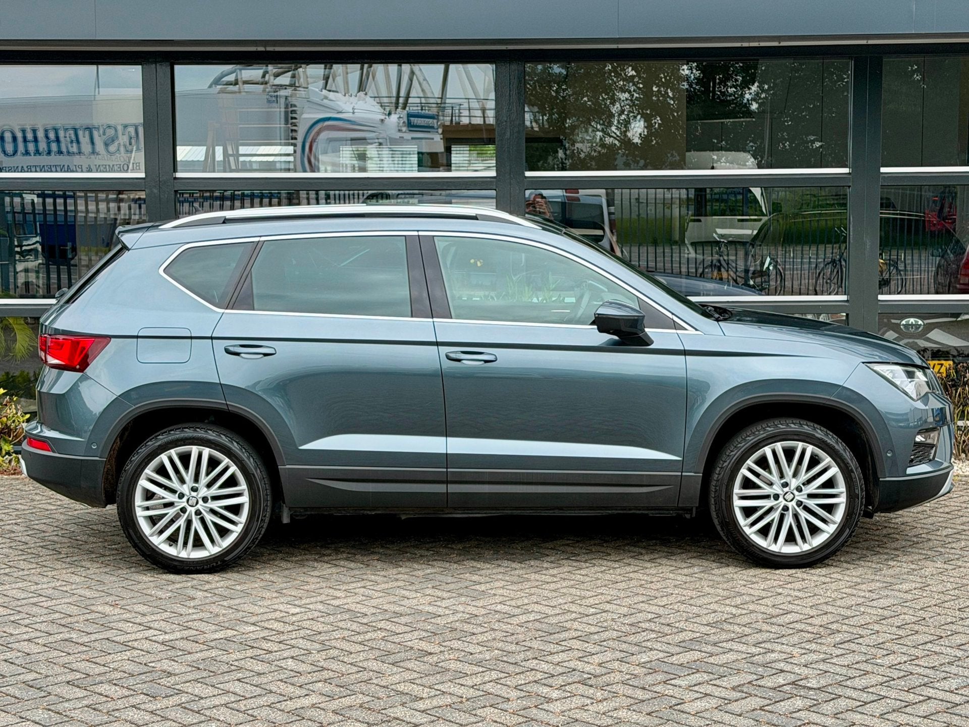 Seat Ateca 1.5 TSI Xcellence Business Intense Trekhk Pano NA, Auto's, Seat, Dealer onderhouden, Stof, 4 cilinders, 150 pk