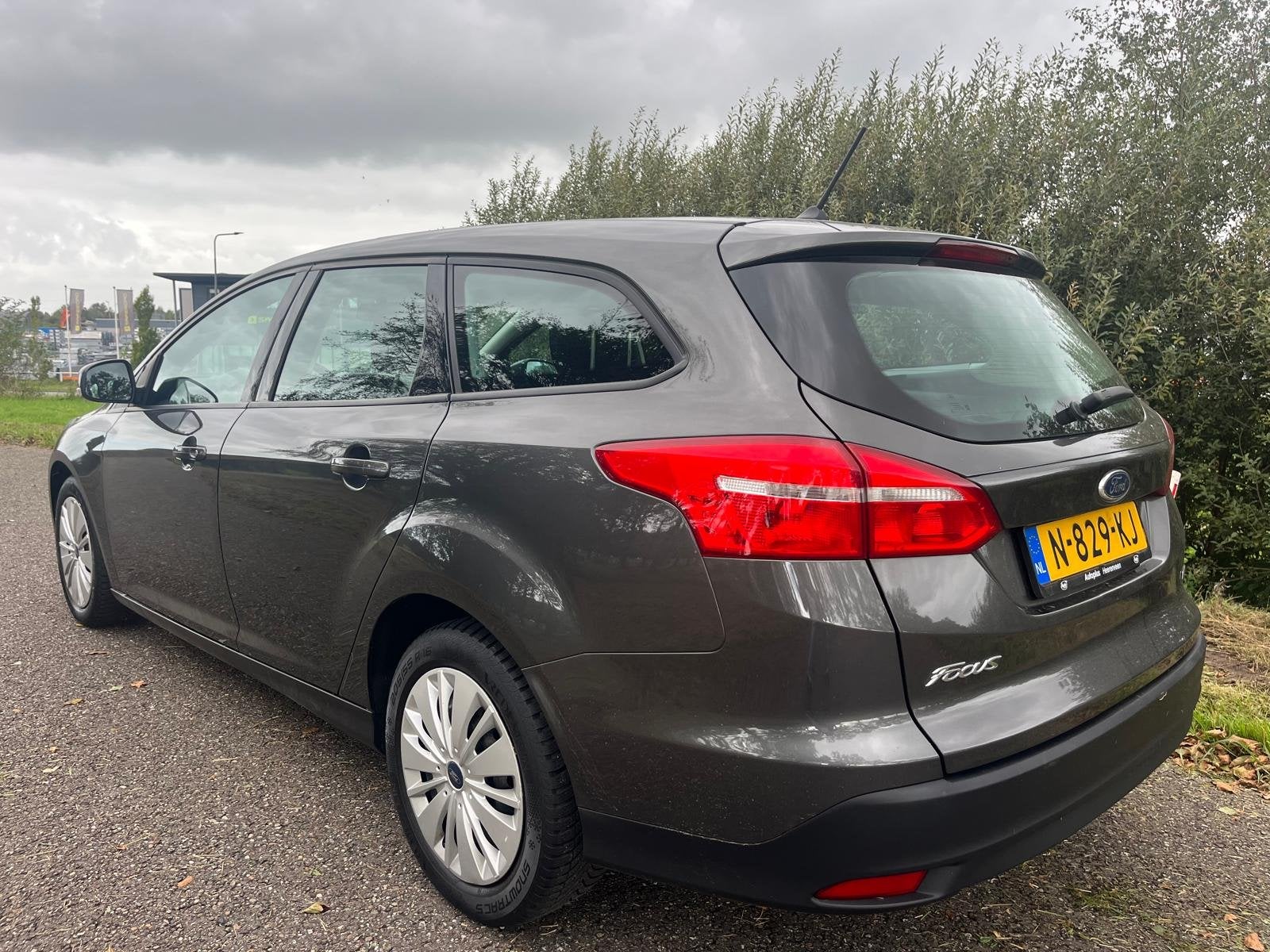 Ford Focus Wagon 1.0 | Airco | Nieuwe apk bij levering, Gebruikt, Euro 6, Zwart, Handgeschakeld