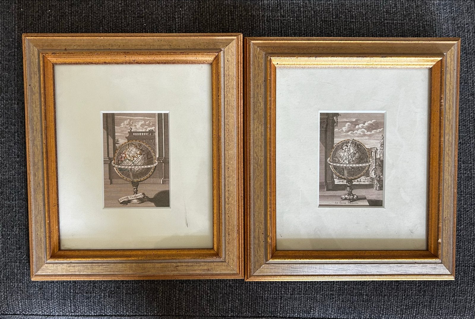 Twee ingelijste prenten van globes, dame renoir, dicerse, Ophalen