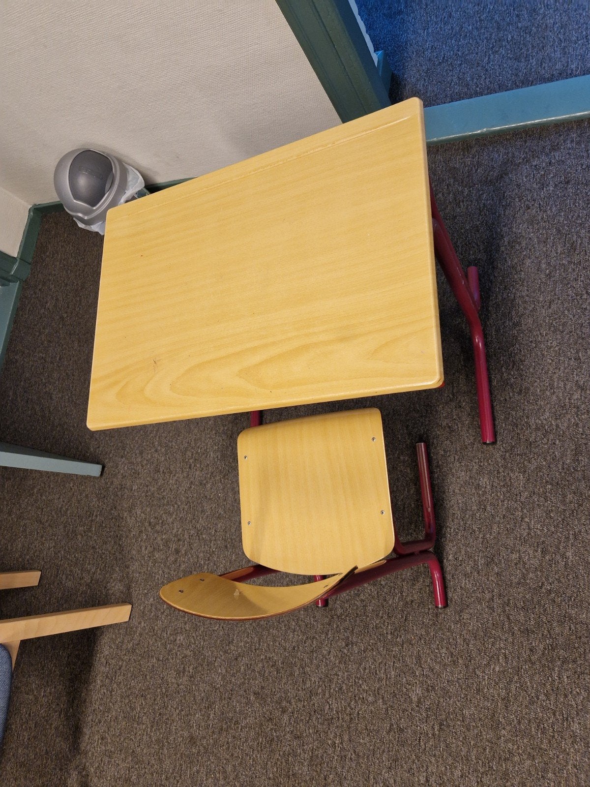 Vintage schoolbureau met stoel  voor kinderen, Huis en Inrichting, Bureaus, Ophalen, Gebruikt, Hout, Schoolbureau