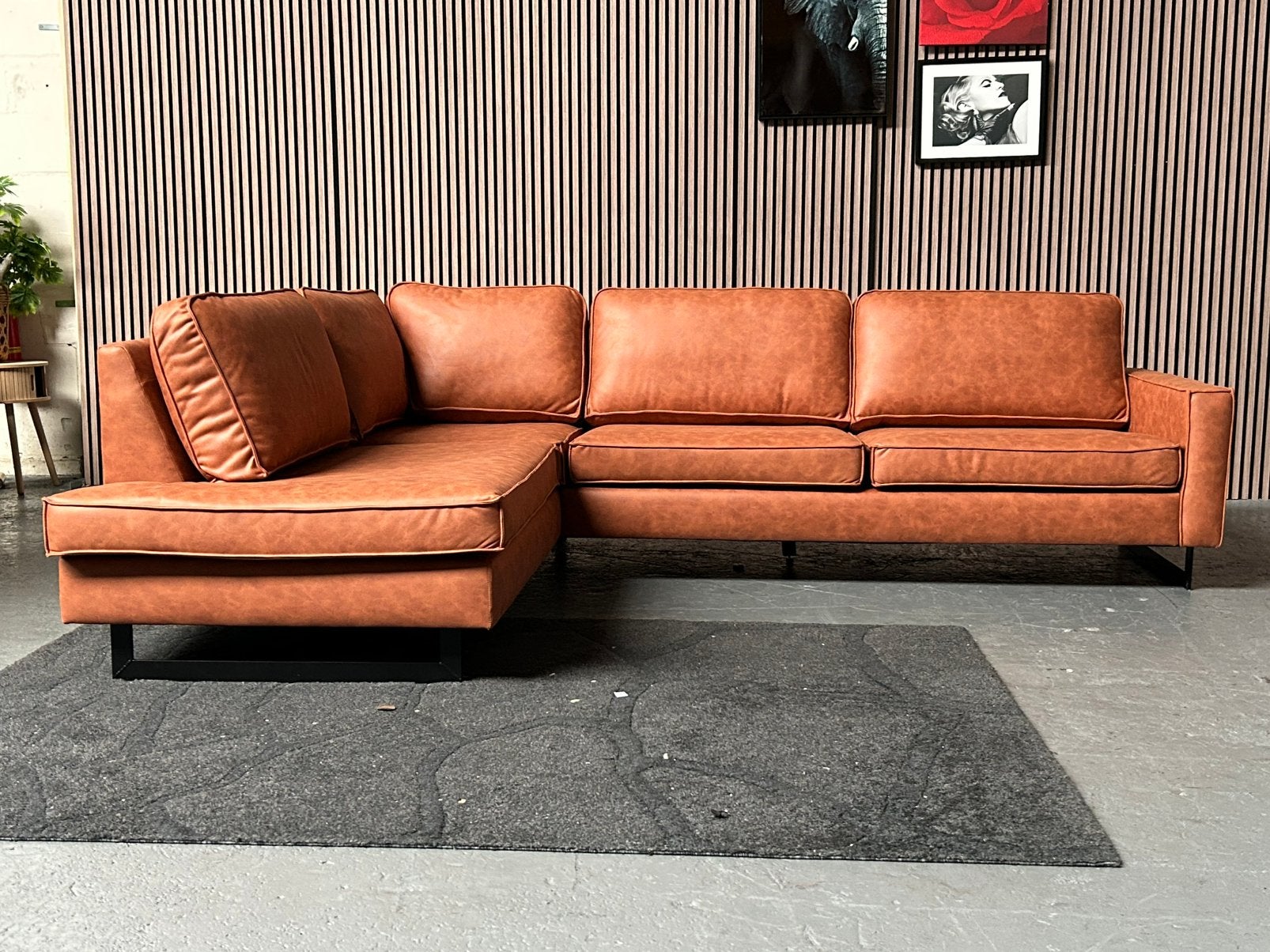 GRATIS LEVERING Hoekbank Cognac 285X215 SHOWROOMMODEL, 250 tot 300 cm, Hoekbank, Nieuw, Ophalen of Verzenden