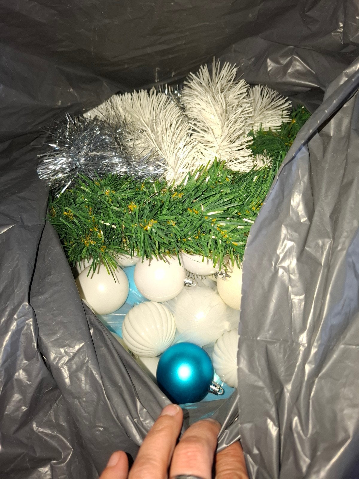 kerstballen. en. slingers, Ophalen